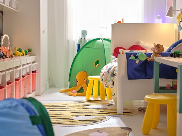 In einem kleinen Kinderzimmer ist ein ausziehbares BUSUNGE Bettgestell zu sehen.