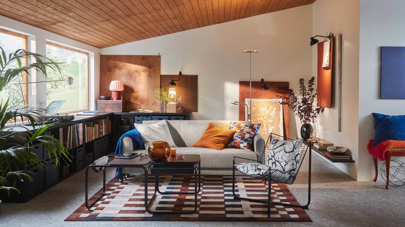 Ein orange-/knallpinker KLIPPOXEL‑Überwurf im Wohnzimmer.