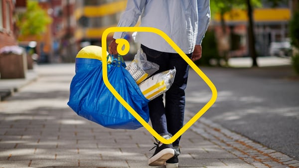 バッグに入れた商品を持ち帰る人