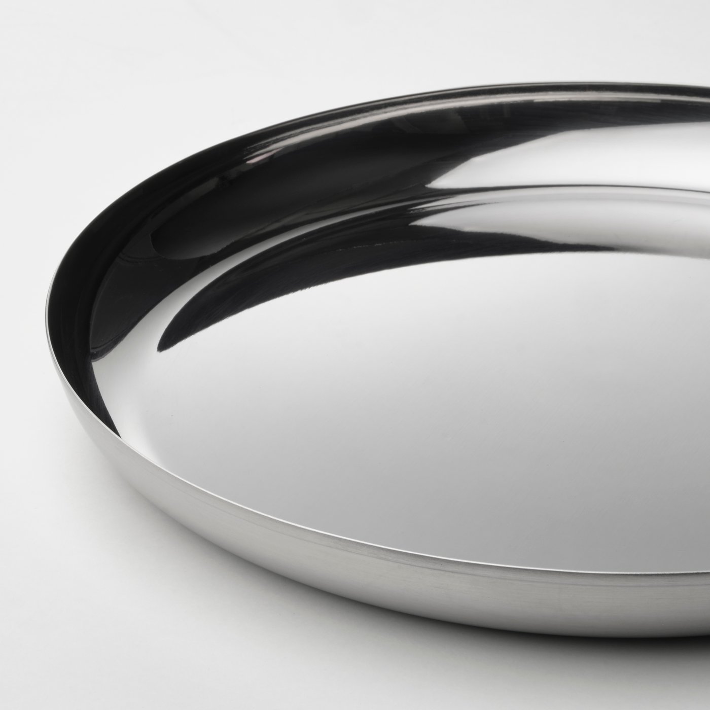 Un plat de service TUVHÄTTA en acier inoxydable de la collection NA
