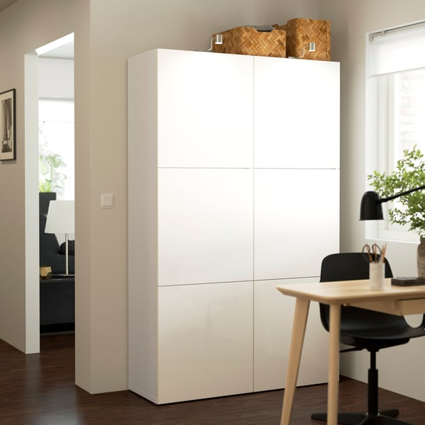 Une combinaison de rangement BESTÅ blanc/selsviken brillant/blanc avec des portes
