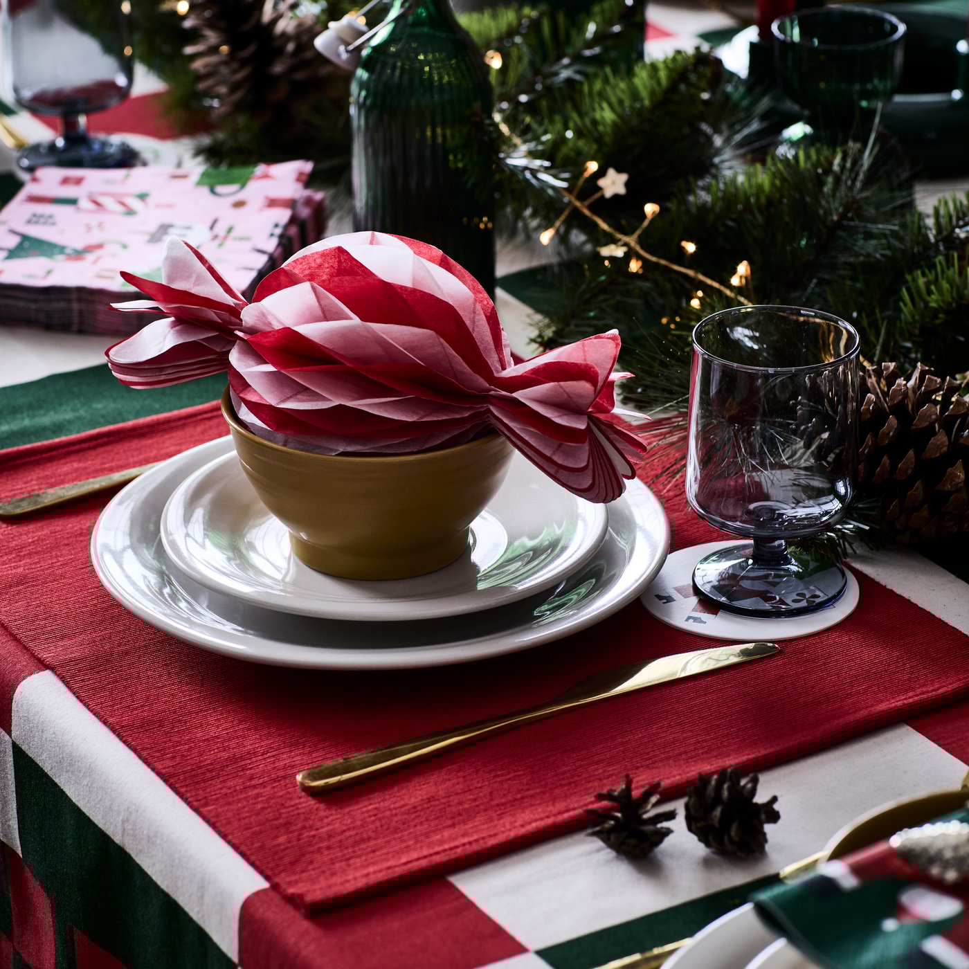 A red VINTERFINT place mat