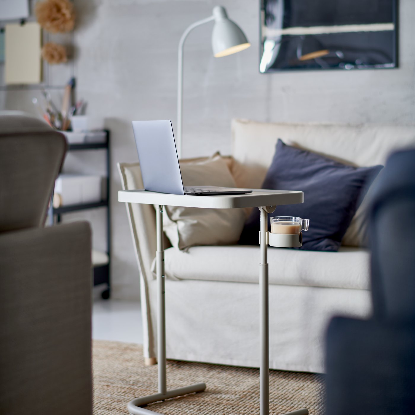 Un living con una mesa para notebook BJÖRKÅSEN.