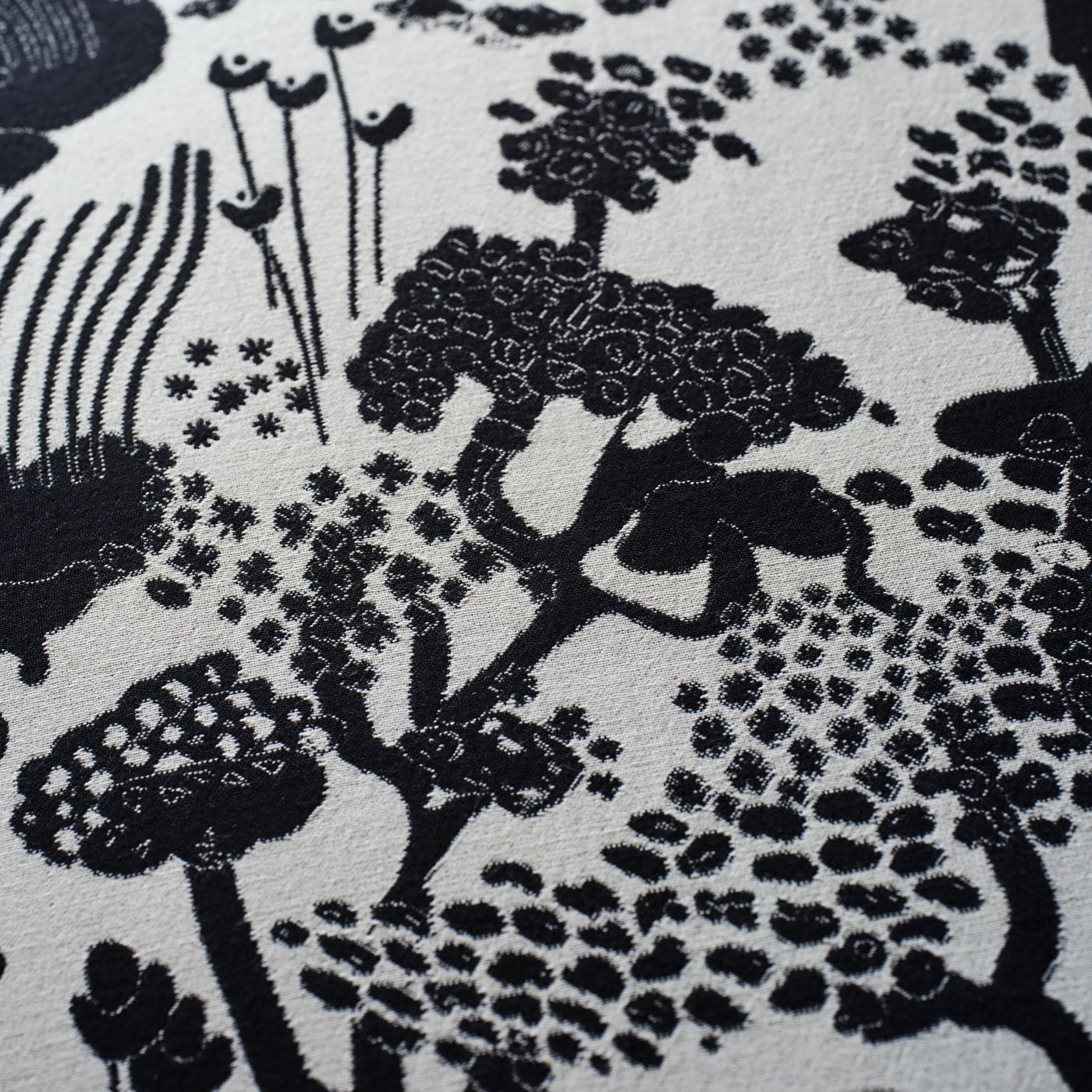 Zbliżenie na czarno-biały wzór tkaniny pufy STOCKHOLM.