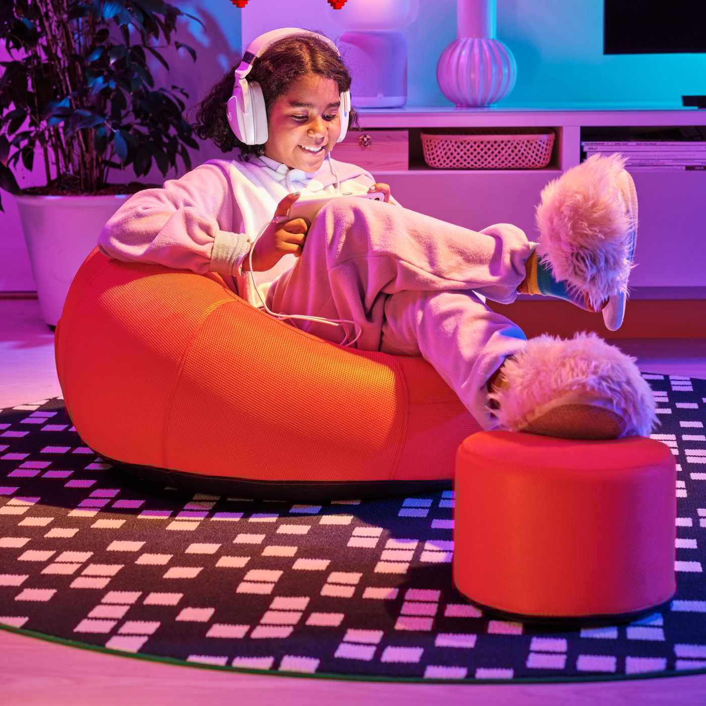 A black BRÄNNBOLL gaming rug