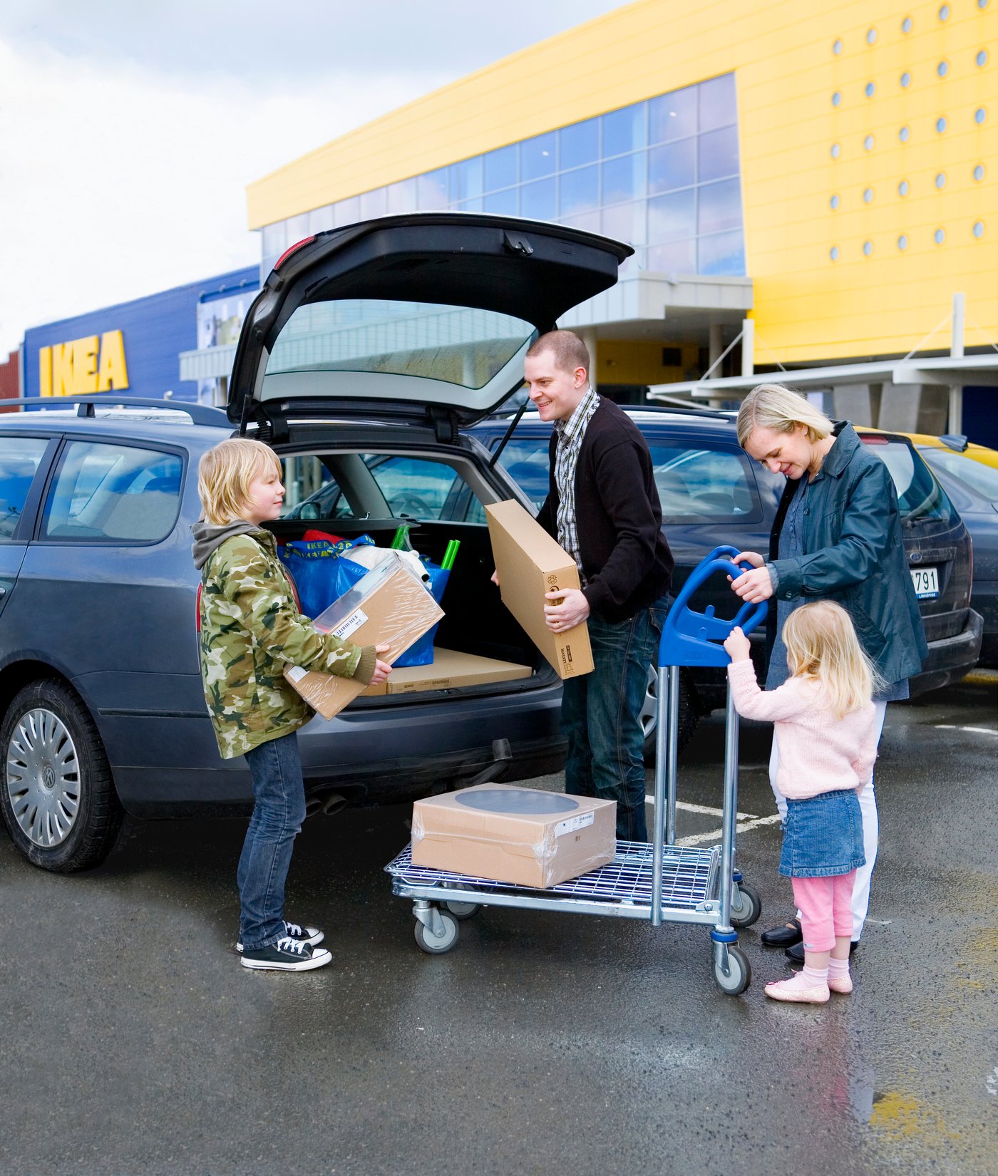 rodina čo nakladá nakúp z IKEA do auta