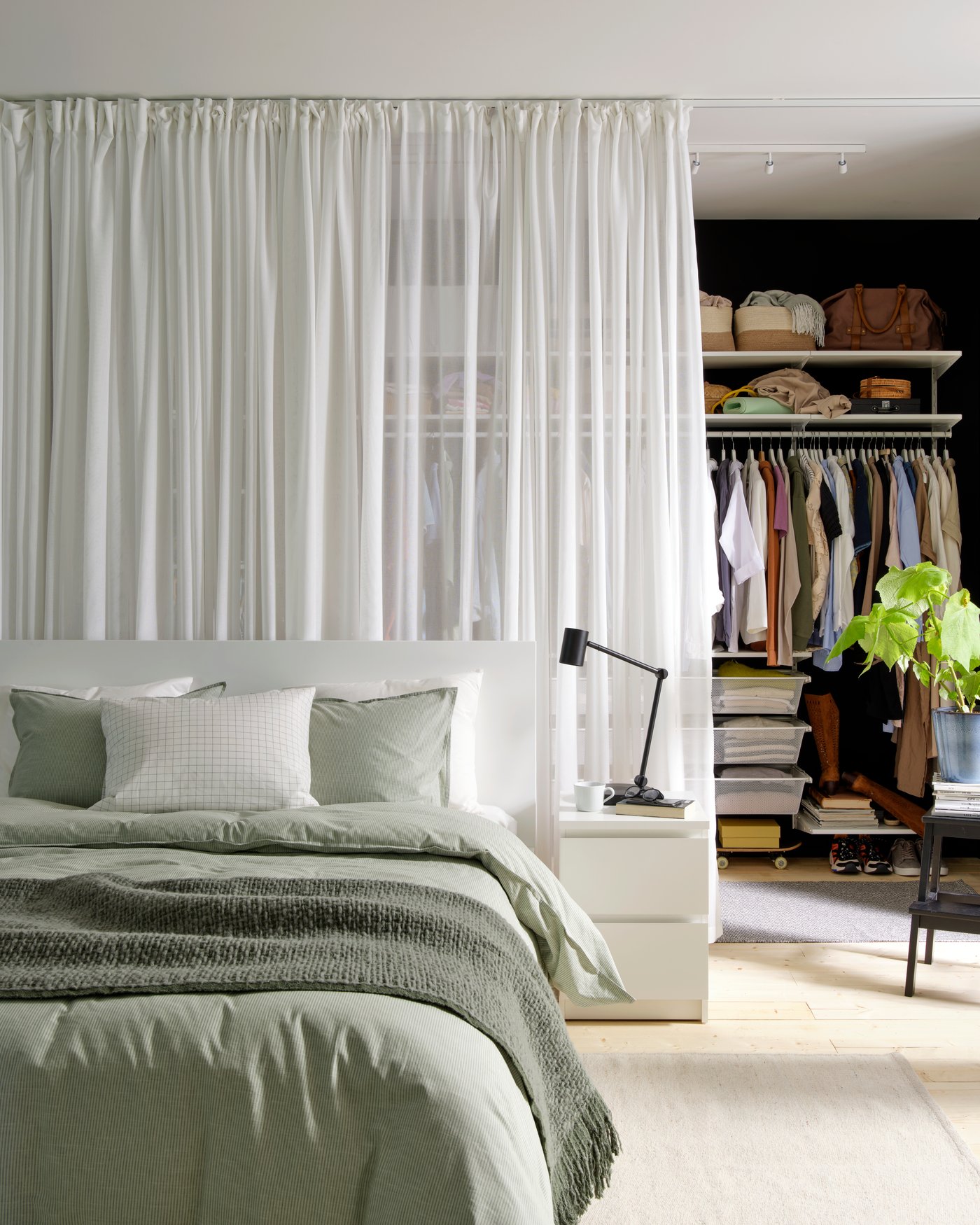 Bílá skříňová sestava BOAXEL v ložnici