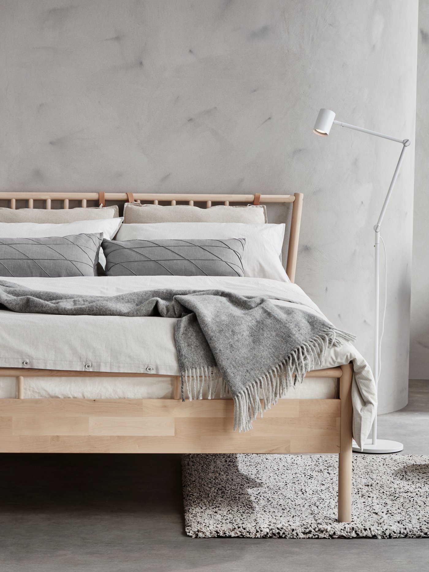 A white PUDERVIVA duvet cover and pillowcase in the bedroom