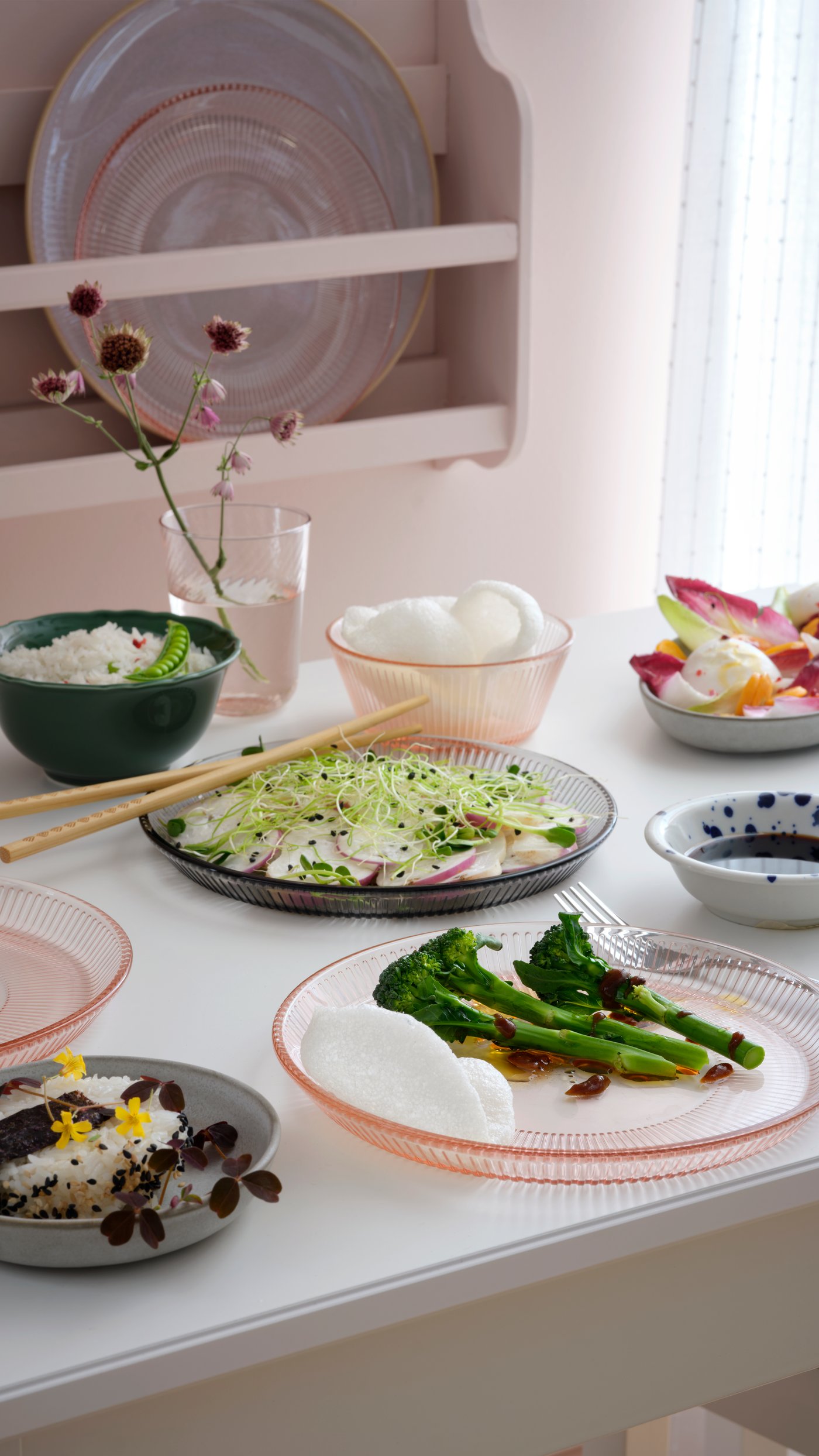 A grey STOCKHOLM 2025 serving plate in the dining room.