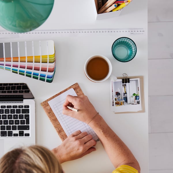 Notranje oblikovanje v podjetju IKEA: zaposlena se pripravlja na izvedbo načrta.