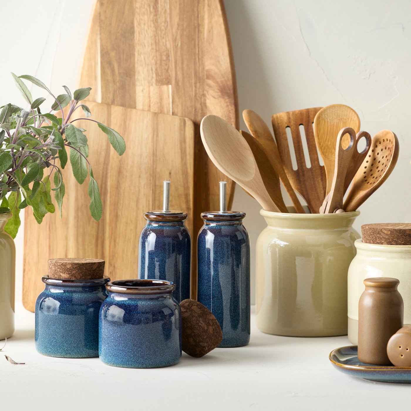 BRUGDHAJ-sarjan purkkeja ja purnunkoita keittiötasolla.