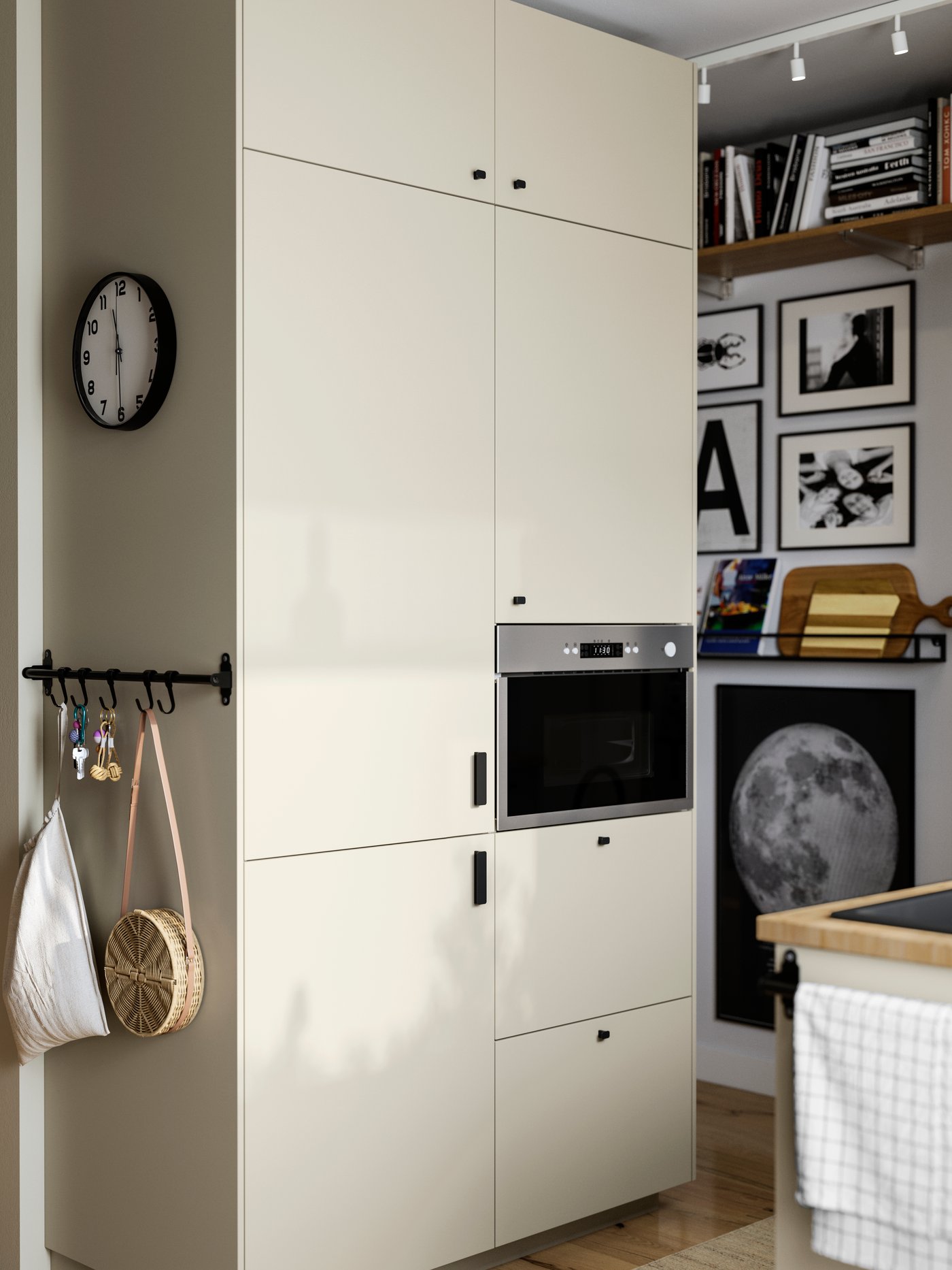 Béžová kuchyně s vestavěnou troubou. 