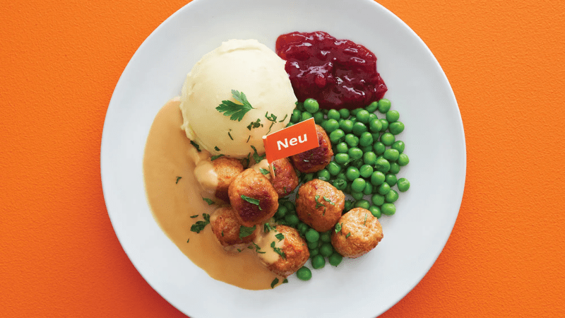 8 Stück FLEXBULLAR (Fleisch-Gemüsebällchen) mit Erbsen und Kartoffelpüree auf einem weißen Teller präsentiert