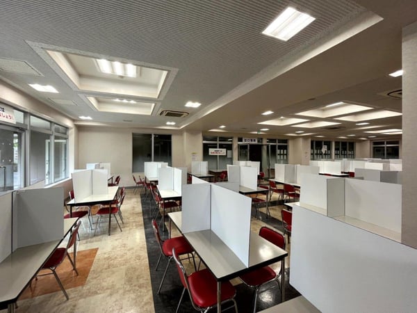 個別ブースが並ぶ広々とした学習スペース。自然光が差し込む窓とモダンな照明が特徴