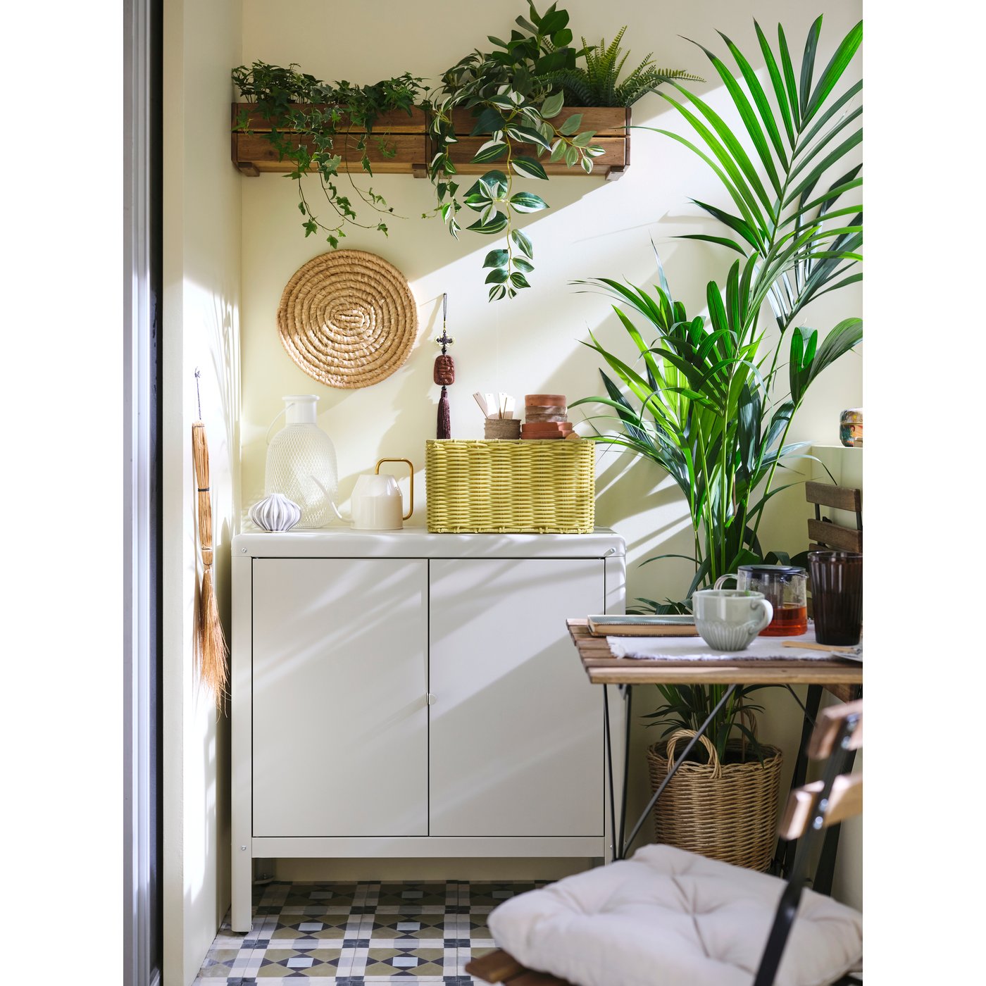 Terrasse avec plantes et meubles