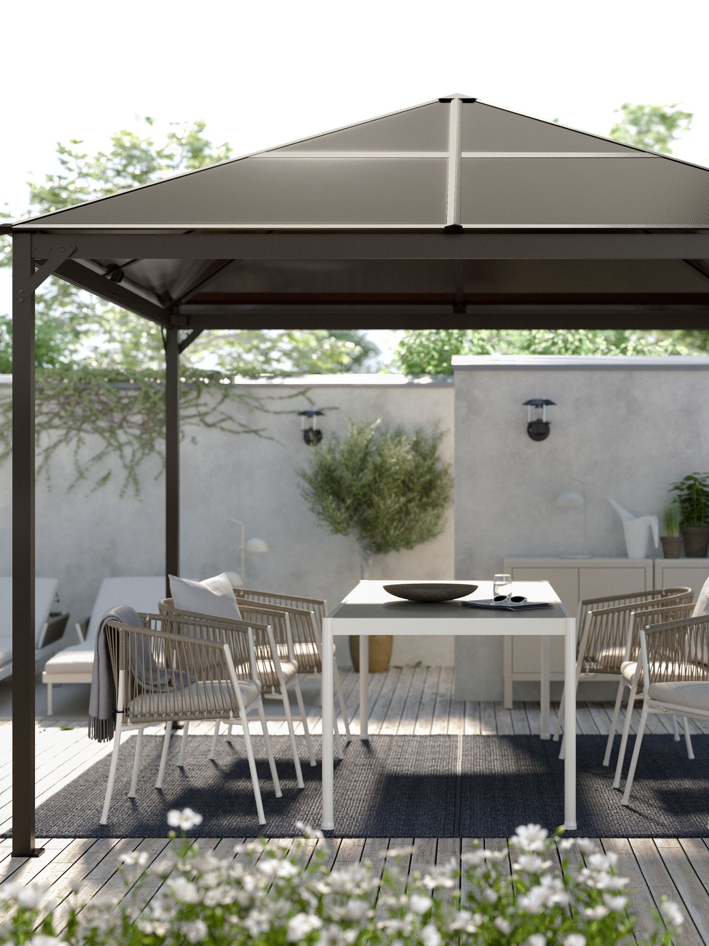 A white/beige/Frösön/Duvholmen beige SEGERÖN chair with armrests, outdoor outside