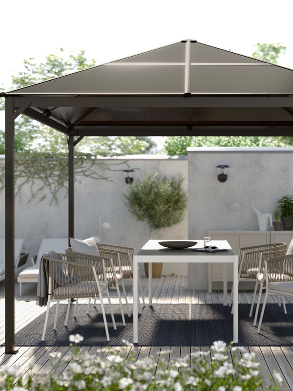 A white/beige SEGERÖN table, outdoor