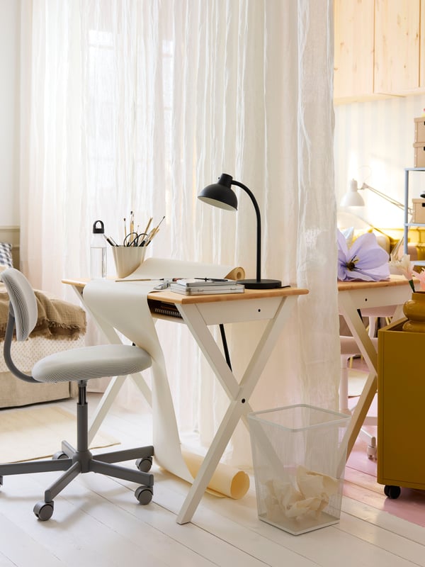 Ein Schreibtisch aus Kiefernholz/weiß von BOLLPOJKE im Esszimmer