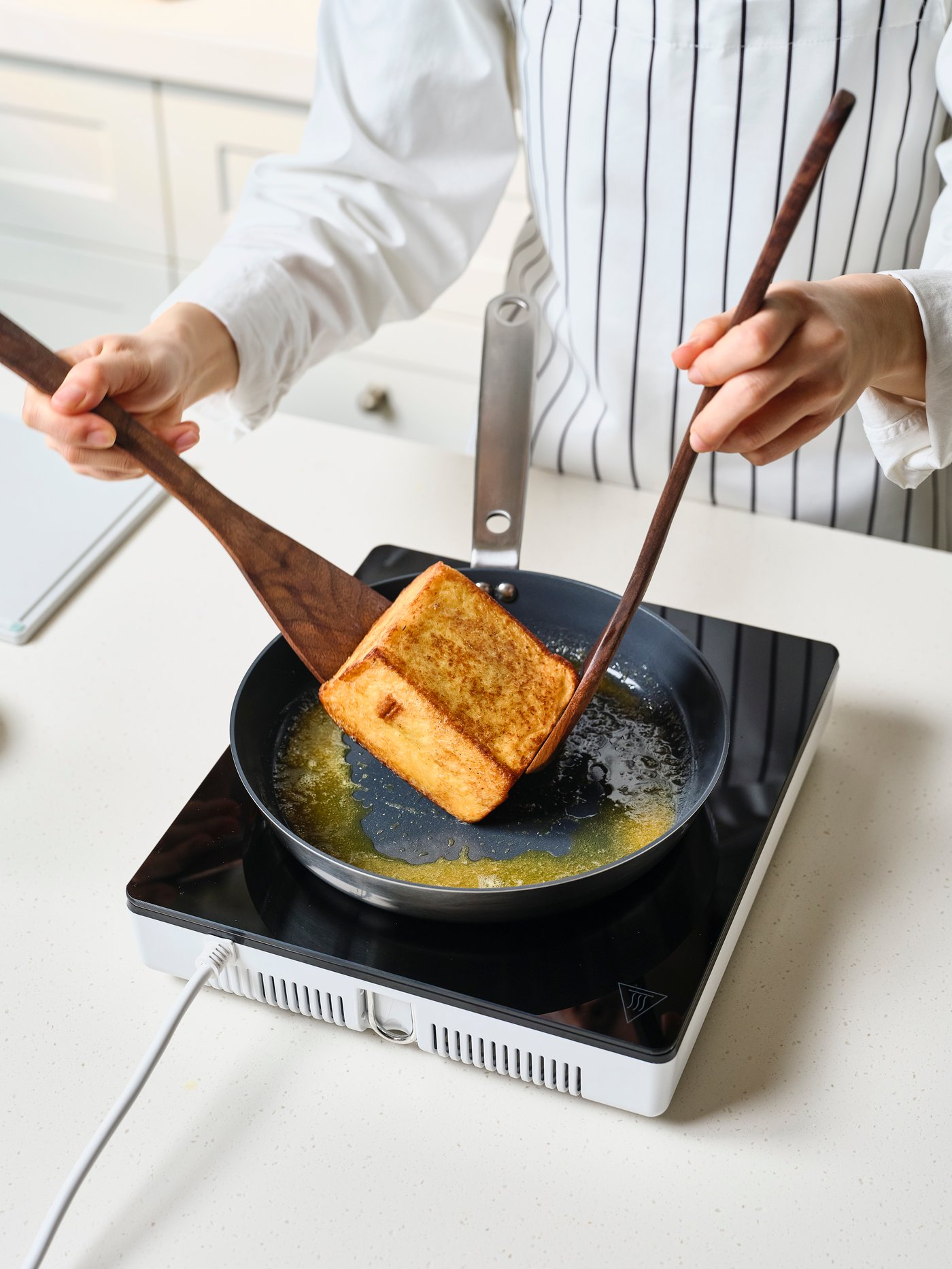 황설탕을 식빵 겉면에 묻히는 컷