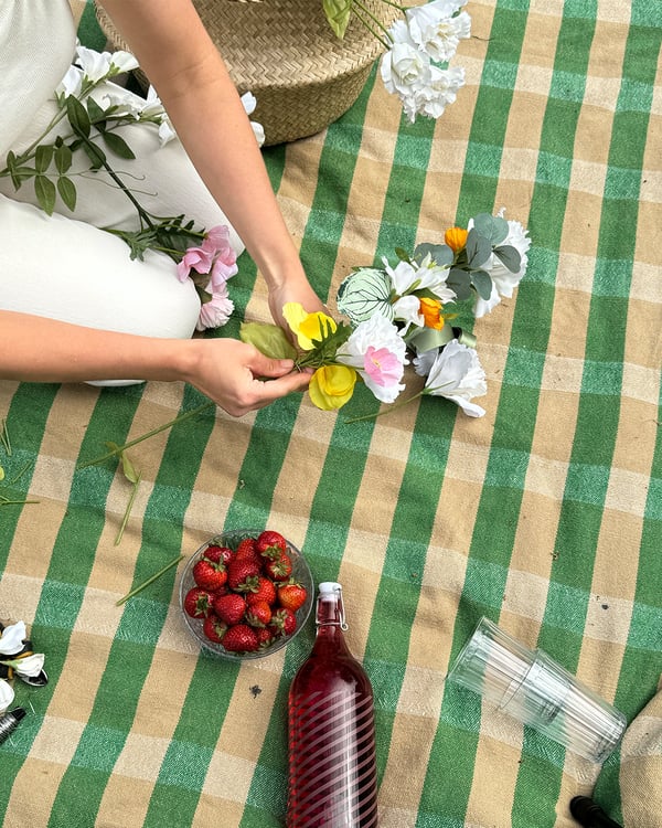 En enkel midsommarkrans börjar ta sig.