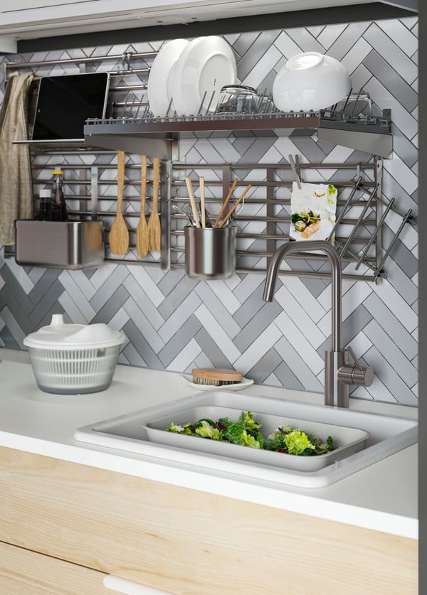 Un rack de pared KUNGSFORS con repisas y complementos.