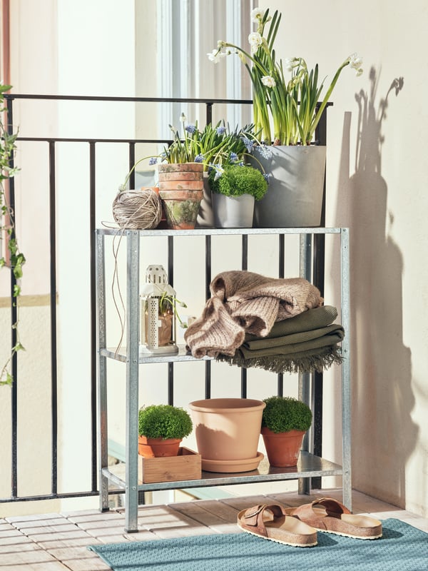 Liten balkong med HYLLIS hylla för utomhusbruk.