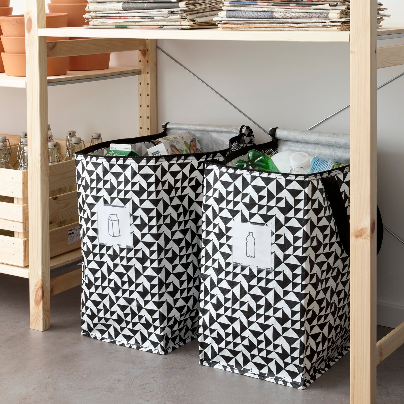 A black/white KNALLA bag in the kitchen