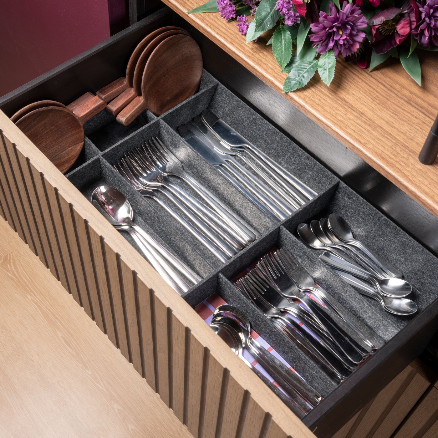 A walnut OLIVTRAST 2-piece serving set in the dining room