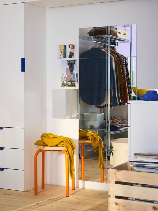 A white/anchor/unlock-function VIHALS chest of 4 drawers in the hallway