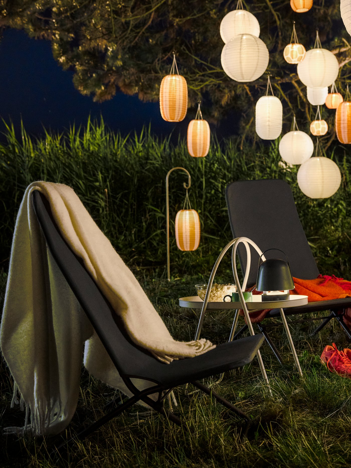 Terrasse d'extérieur en pleine nuit.