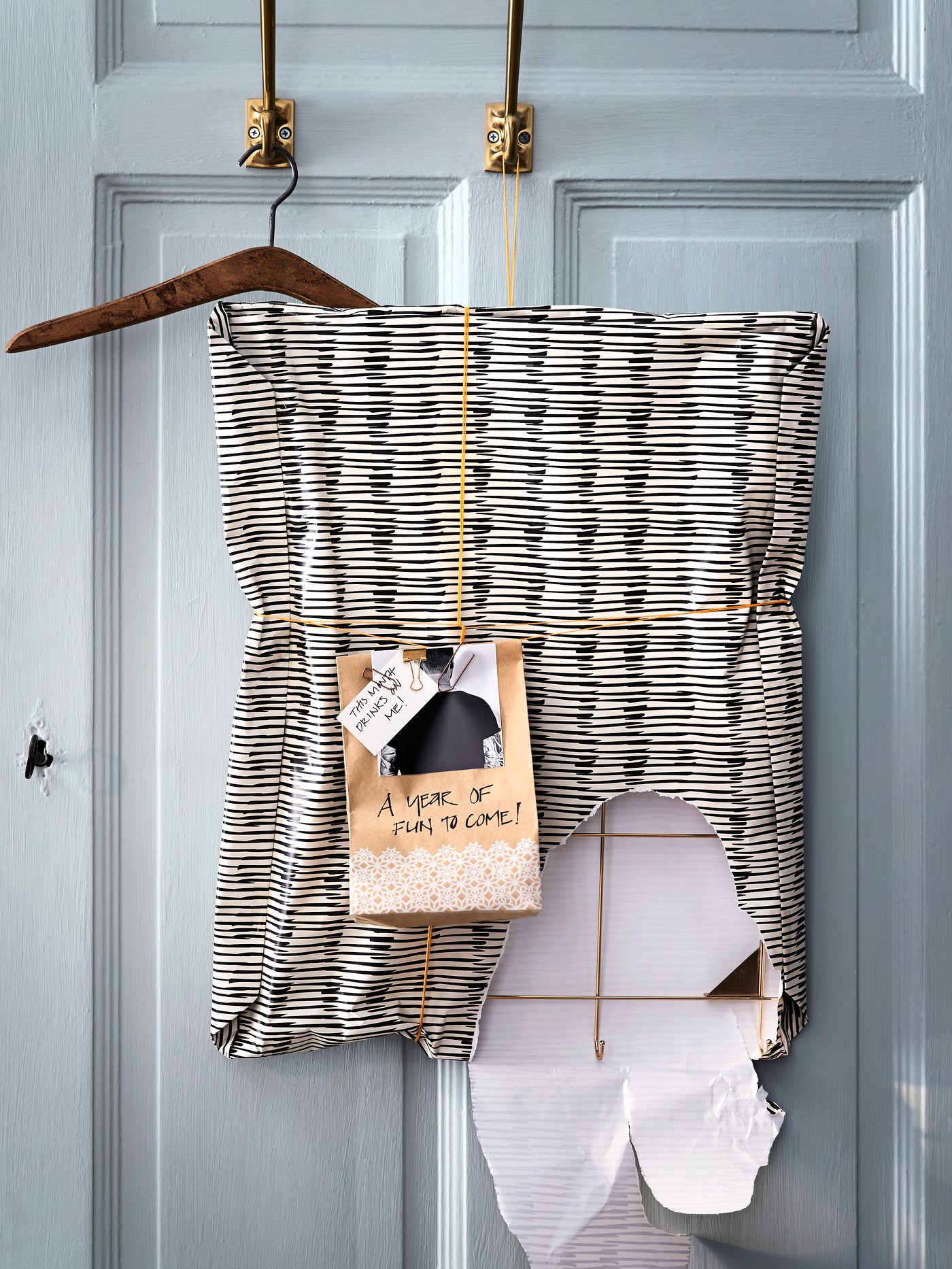 Wrap a present or cover a moodboard with IKEA ÖVERFLÖD gift wrapping paper, which is made of recyclable materials and designed with modern black and white striped patterns.