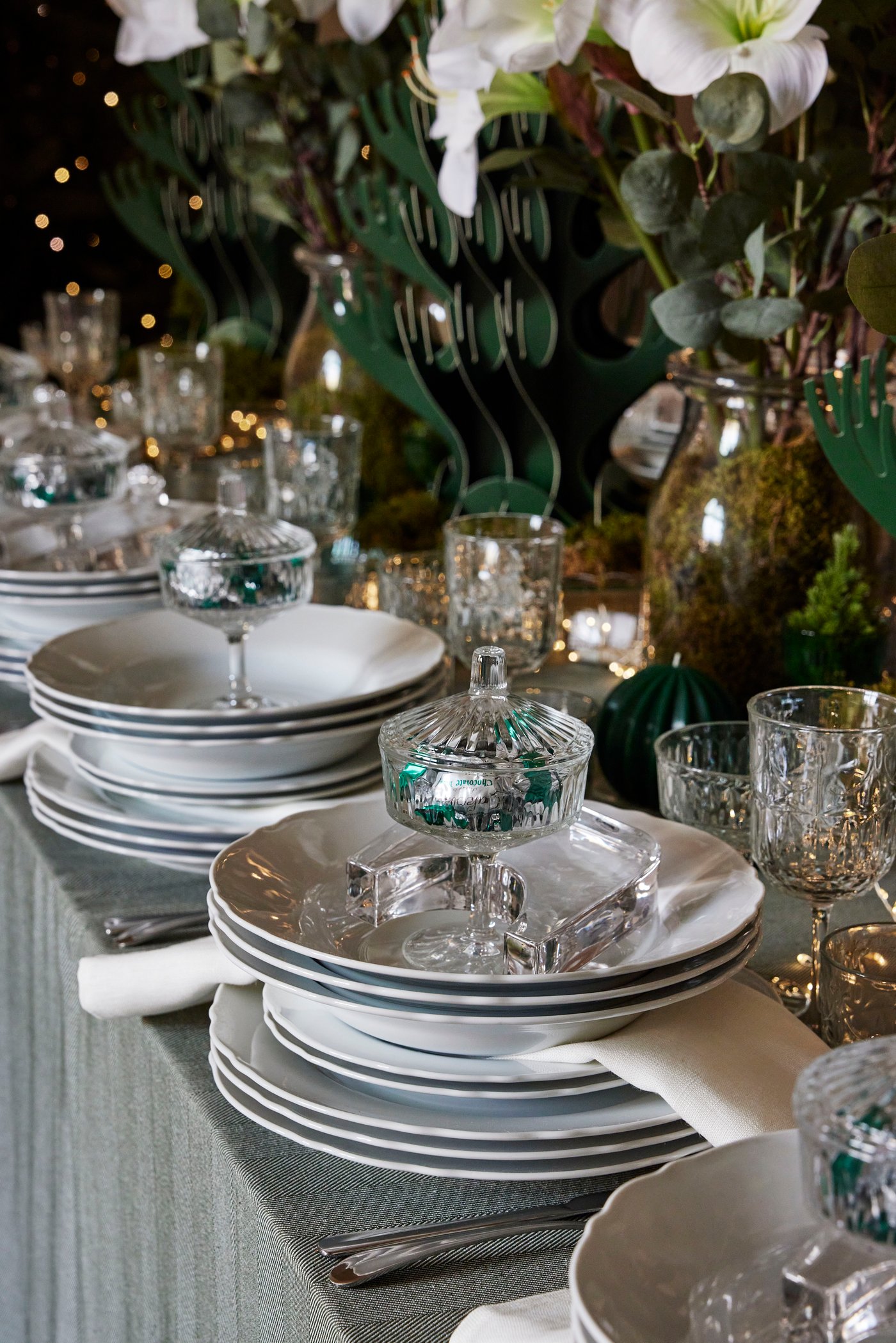 A clear glass/patterned SÄLLSKAPLIG wine glass in the dining room