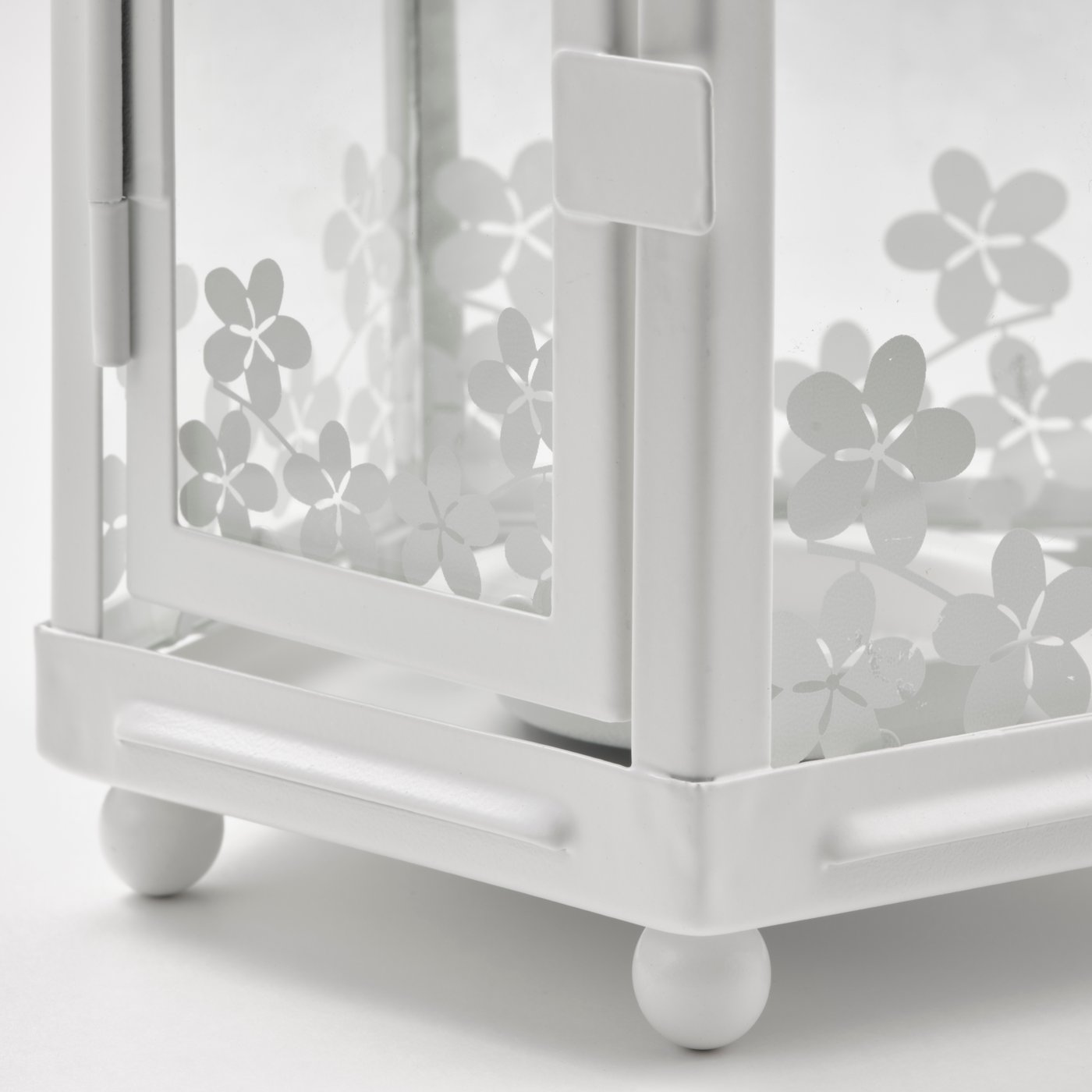 Een witte KRINGSYNT lantaarn voor theelichtjes voor binnen of buiten.