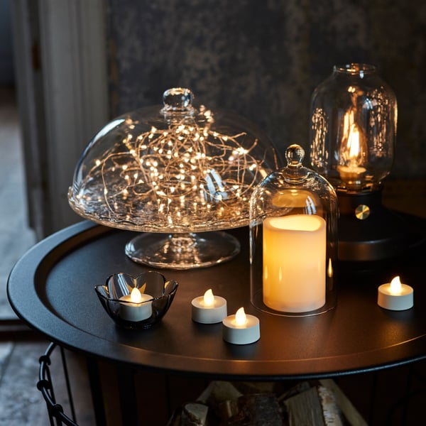 A dimmable anthracite TÄRNABY table lamp in the living room
