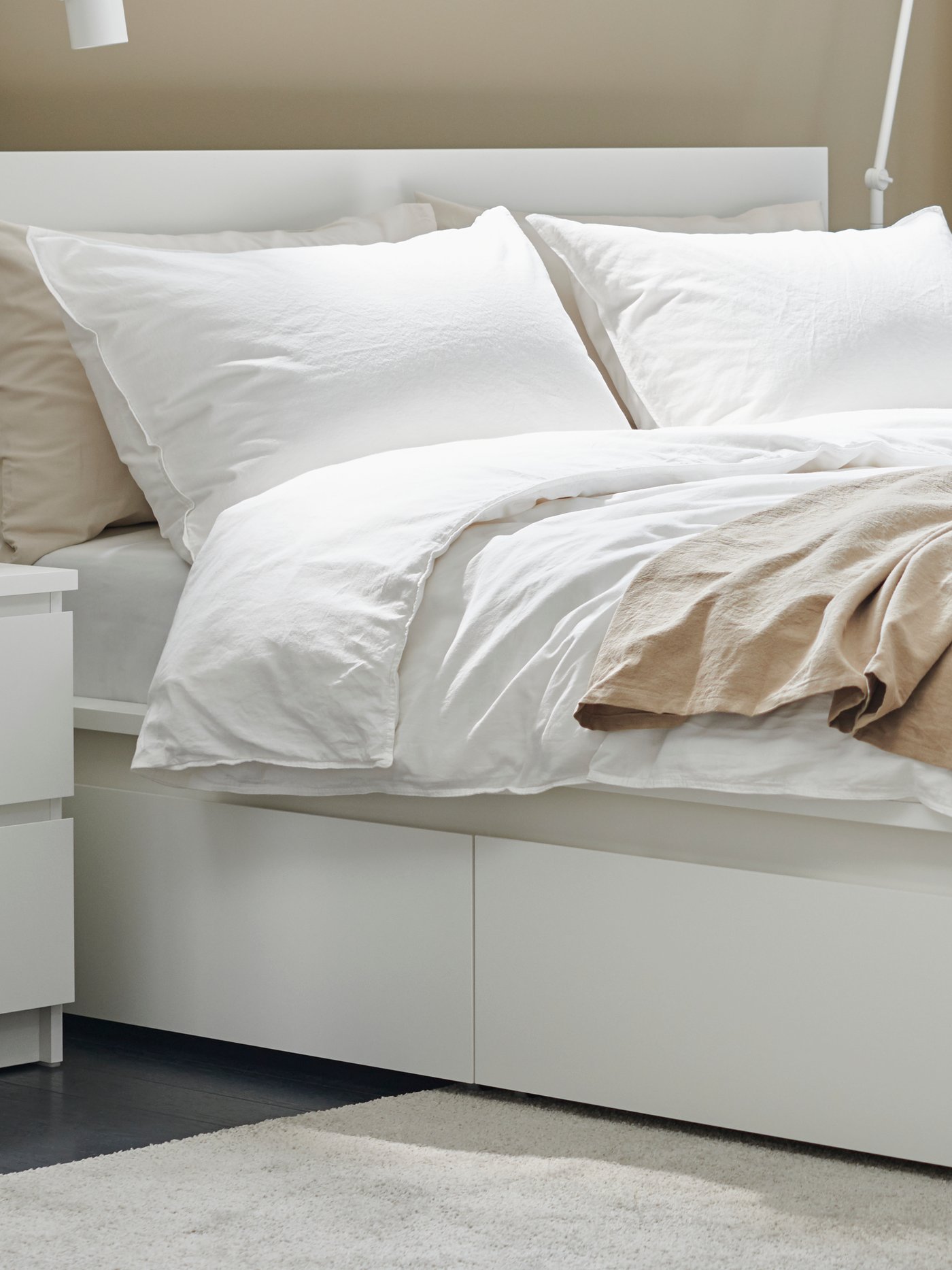 Une commode MALM blanche à deux tiroirs dans la chambre