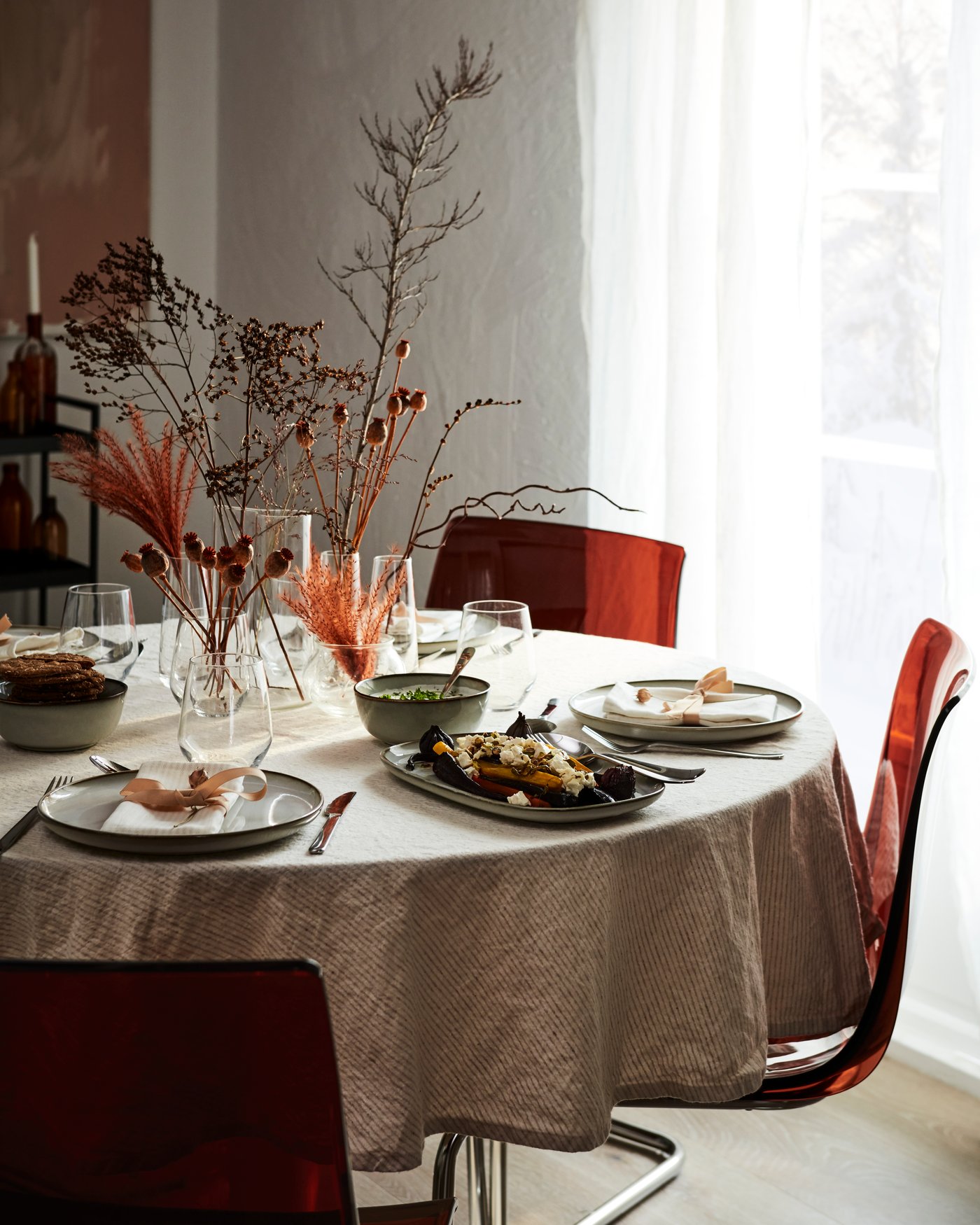 Una mesa redonda con mantel IKEA.