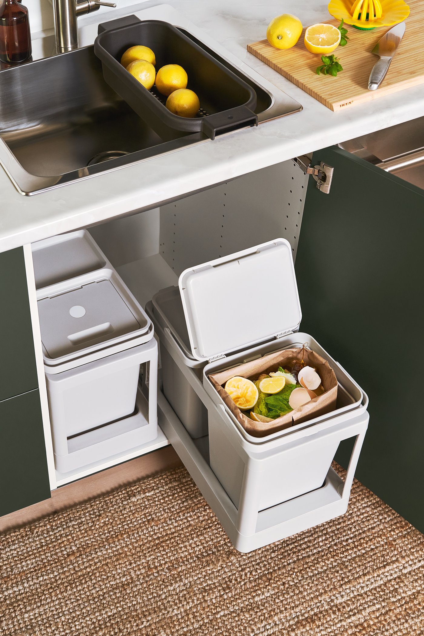 A bamboo APTITLIG chopping board