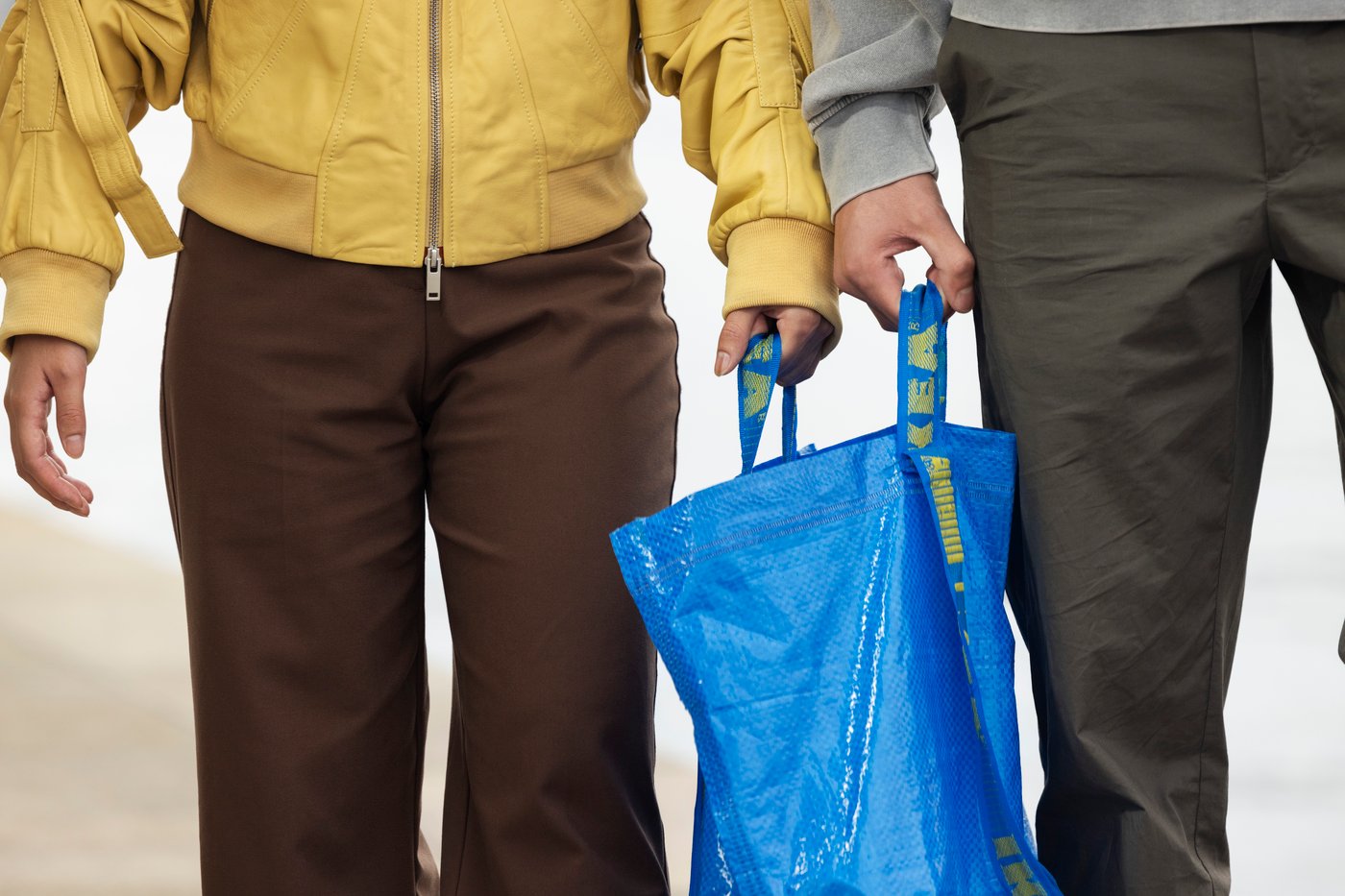Couple carrying IKEA FRAKTA bag