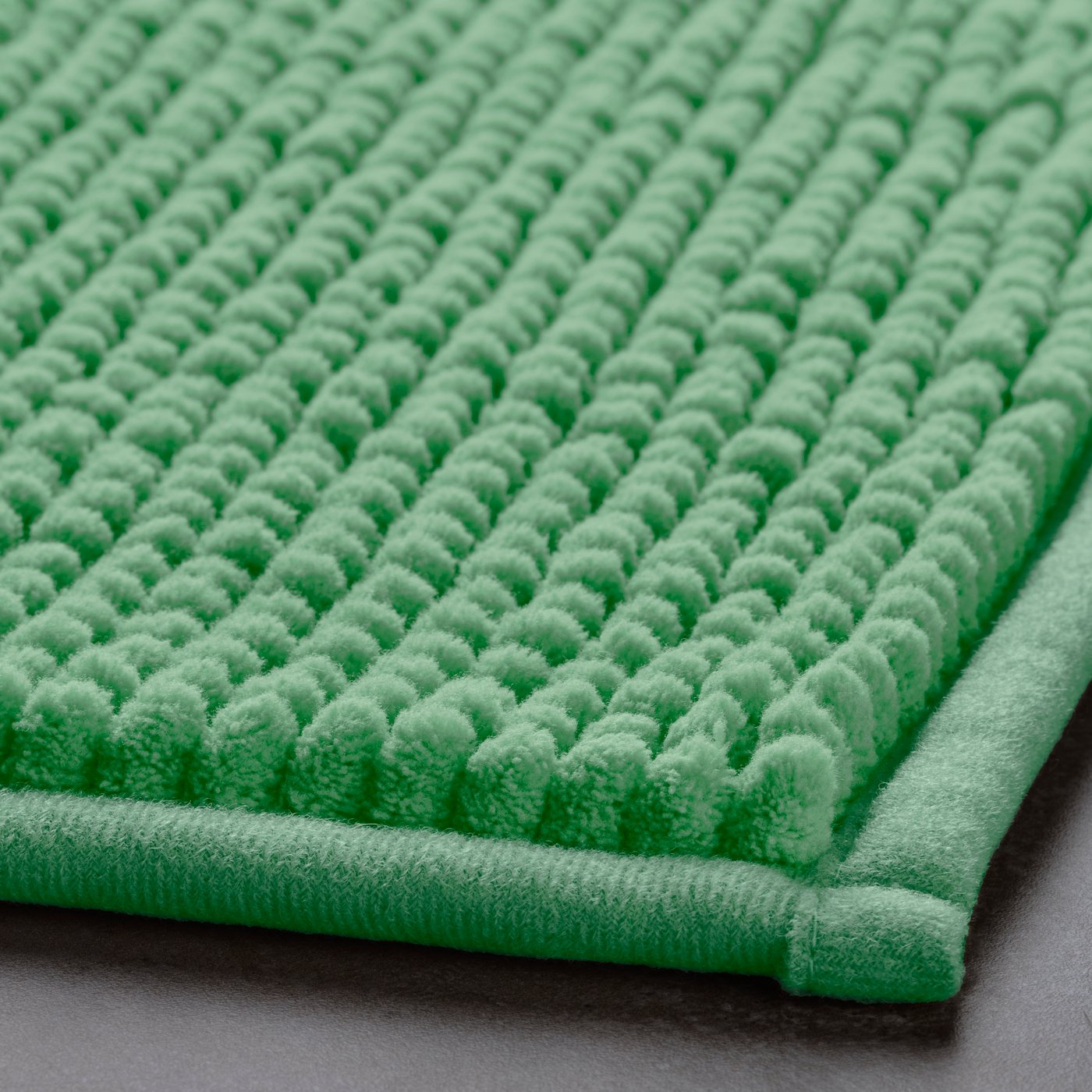Un tapis de bain TOFTBO vert clair dans la gamme NA