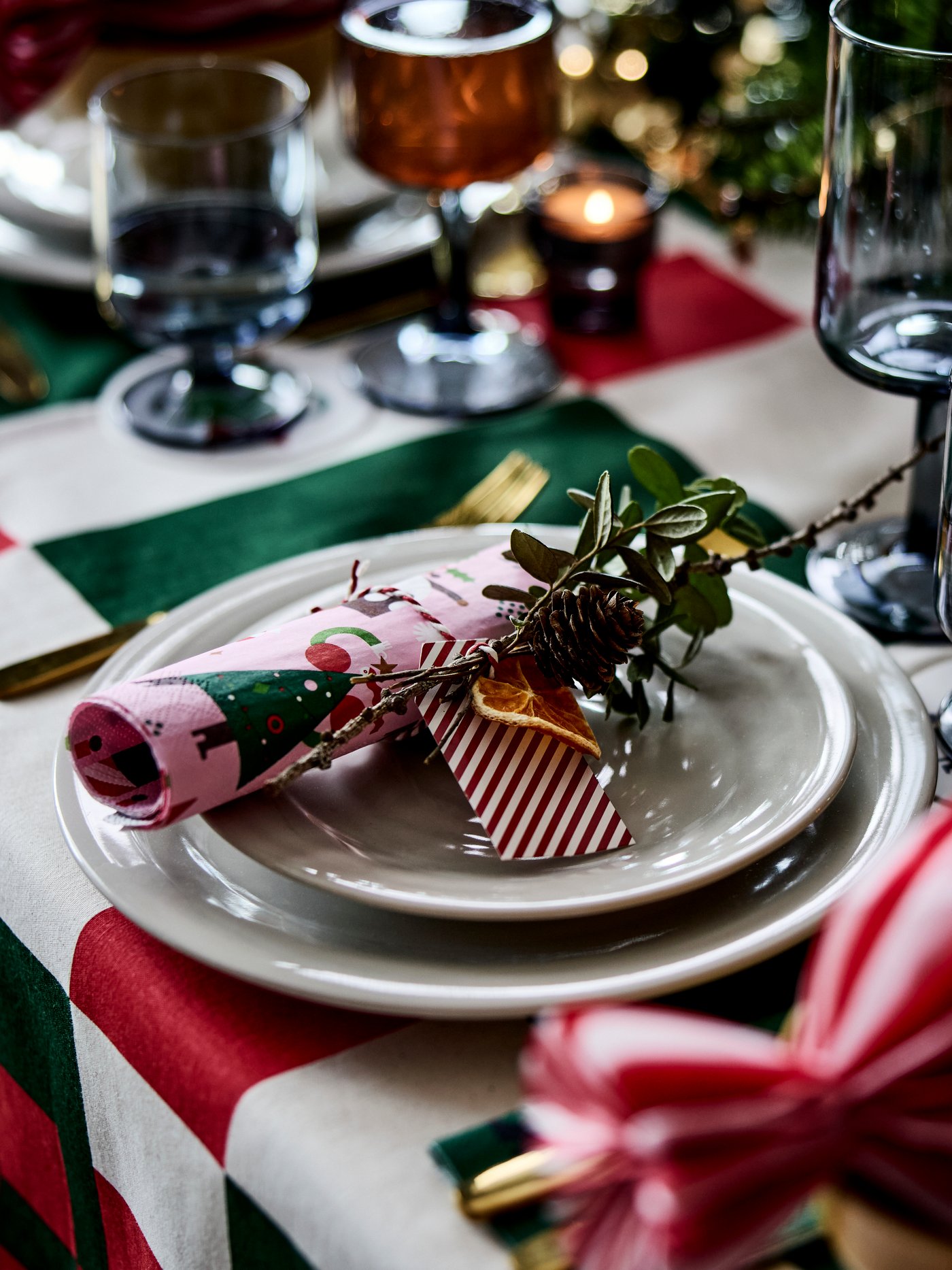 A light grey-beige SANDSKÄDDA deep plate