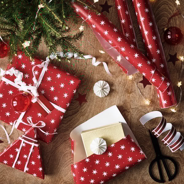 A star pattern red VINTERFINT gift wrap roll