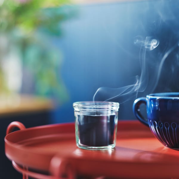 A red LIVELYCKE tray table