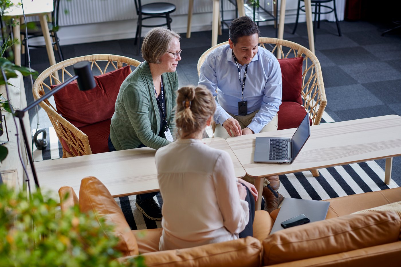 Groupe de trois personnes en train de faire une visioconférence avec un collaborateur IKEA