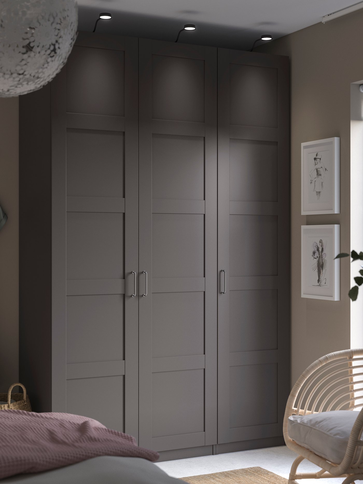 Une armoire-penderie PAX gris foncé/gris foncé dans une chambre