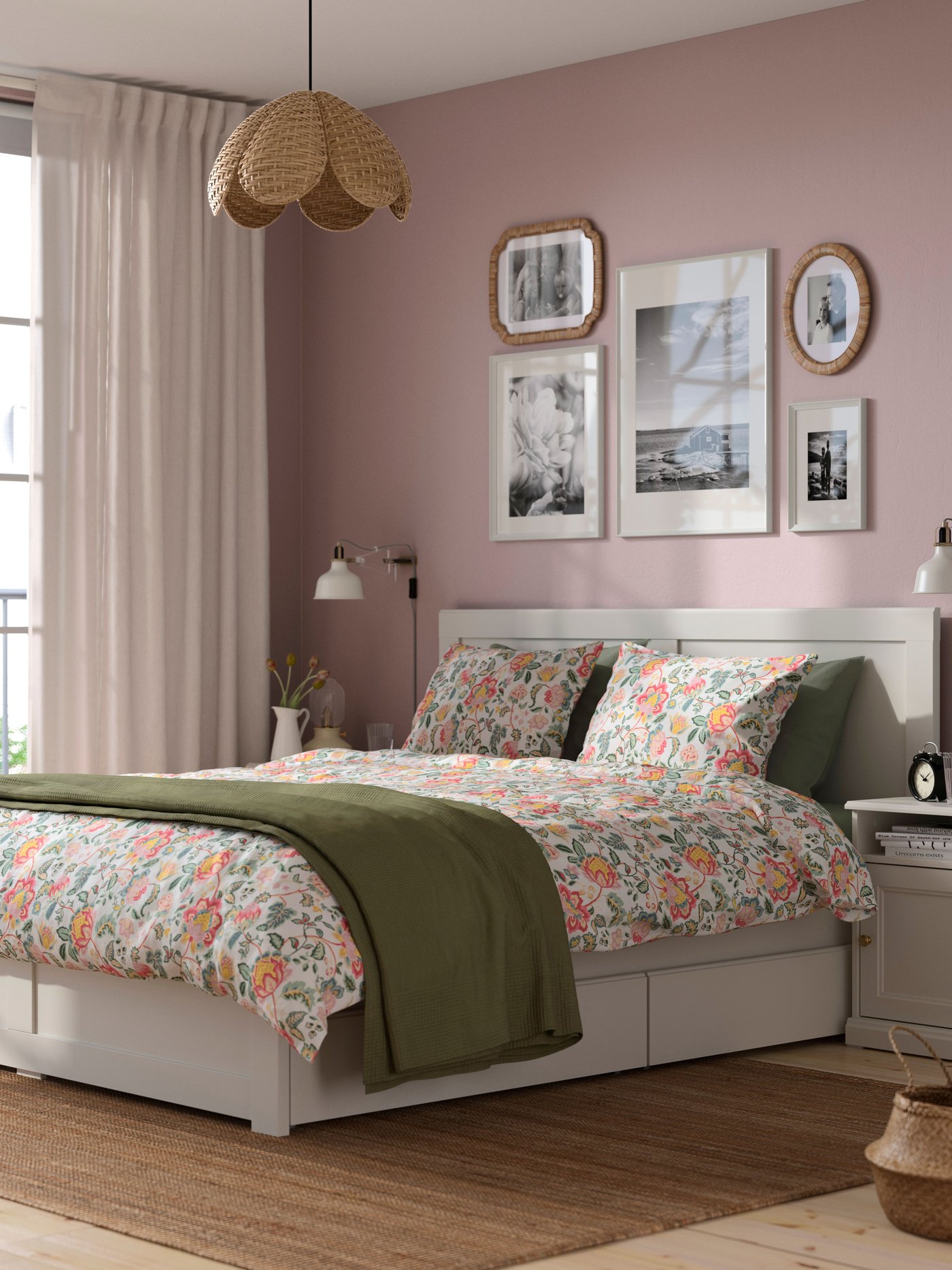 Estructura de cama FÅGELFJÄLLET color blanco roto con base LURÖY y cuatro cajas de almacenamiento debajo, en un dormitorio.