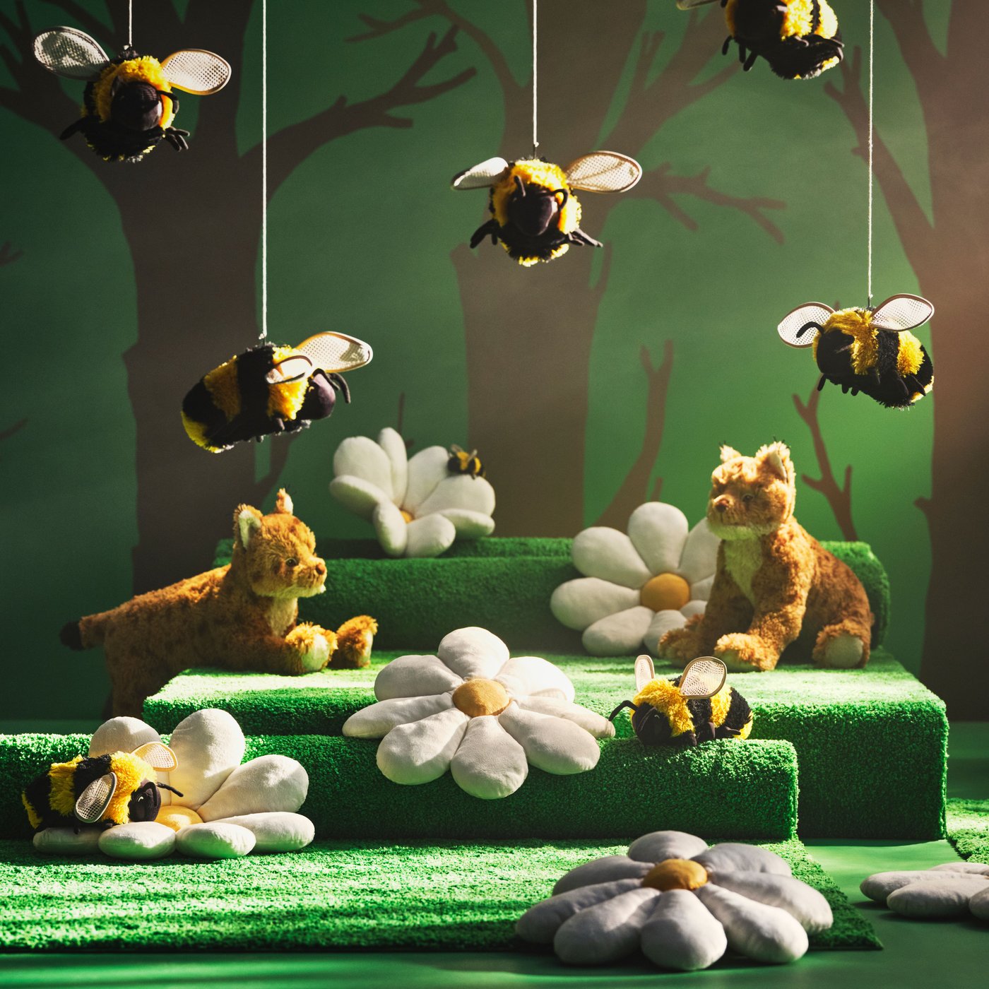 Alcuni morbidi peluche SKOGSDUVA a forma di bombo nero e giallo.