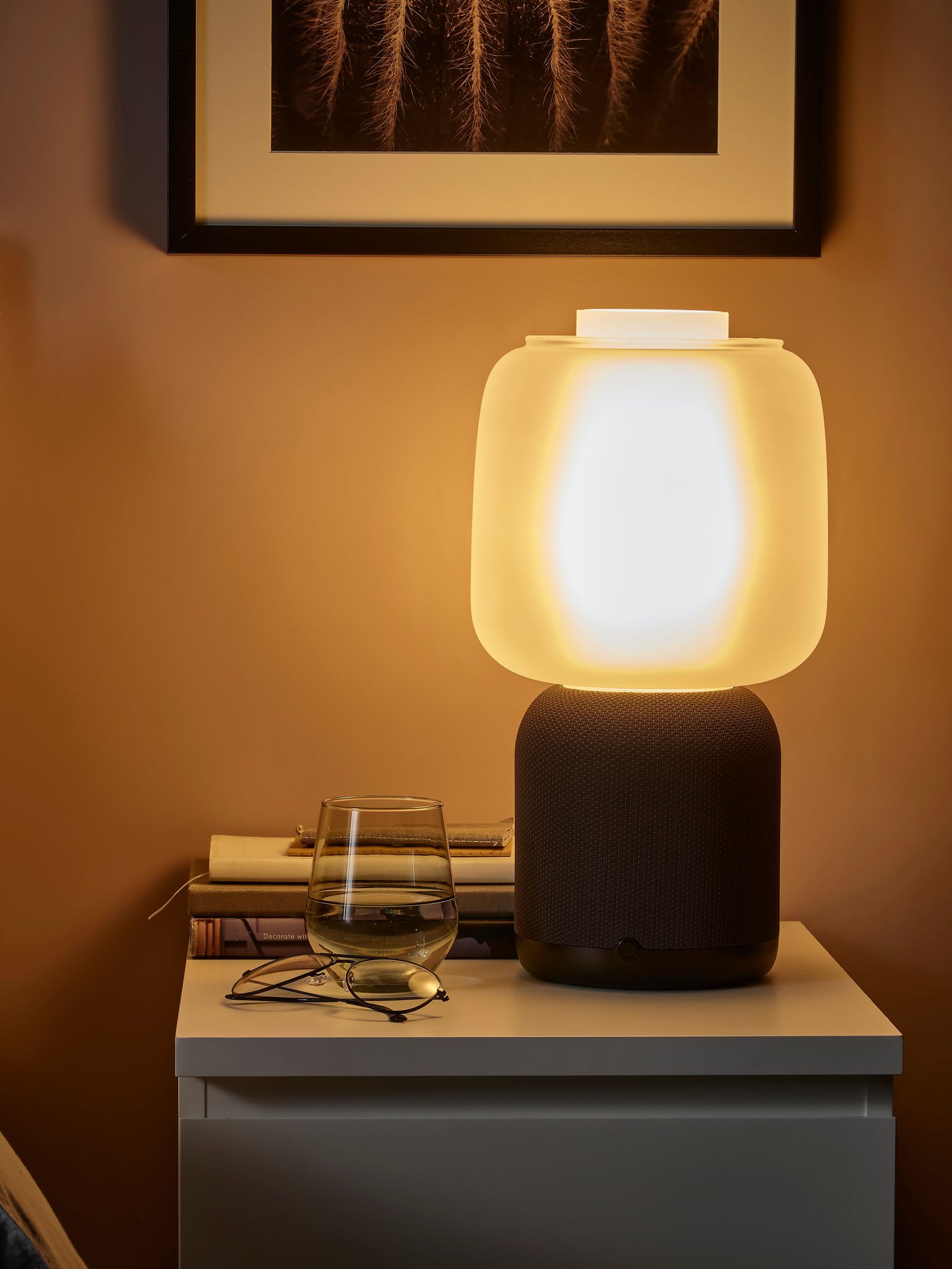 A black/white SYMFONISK speaker lamp w Wi-Fi, glass shade