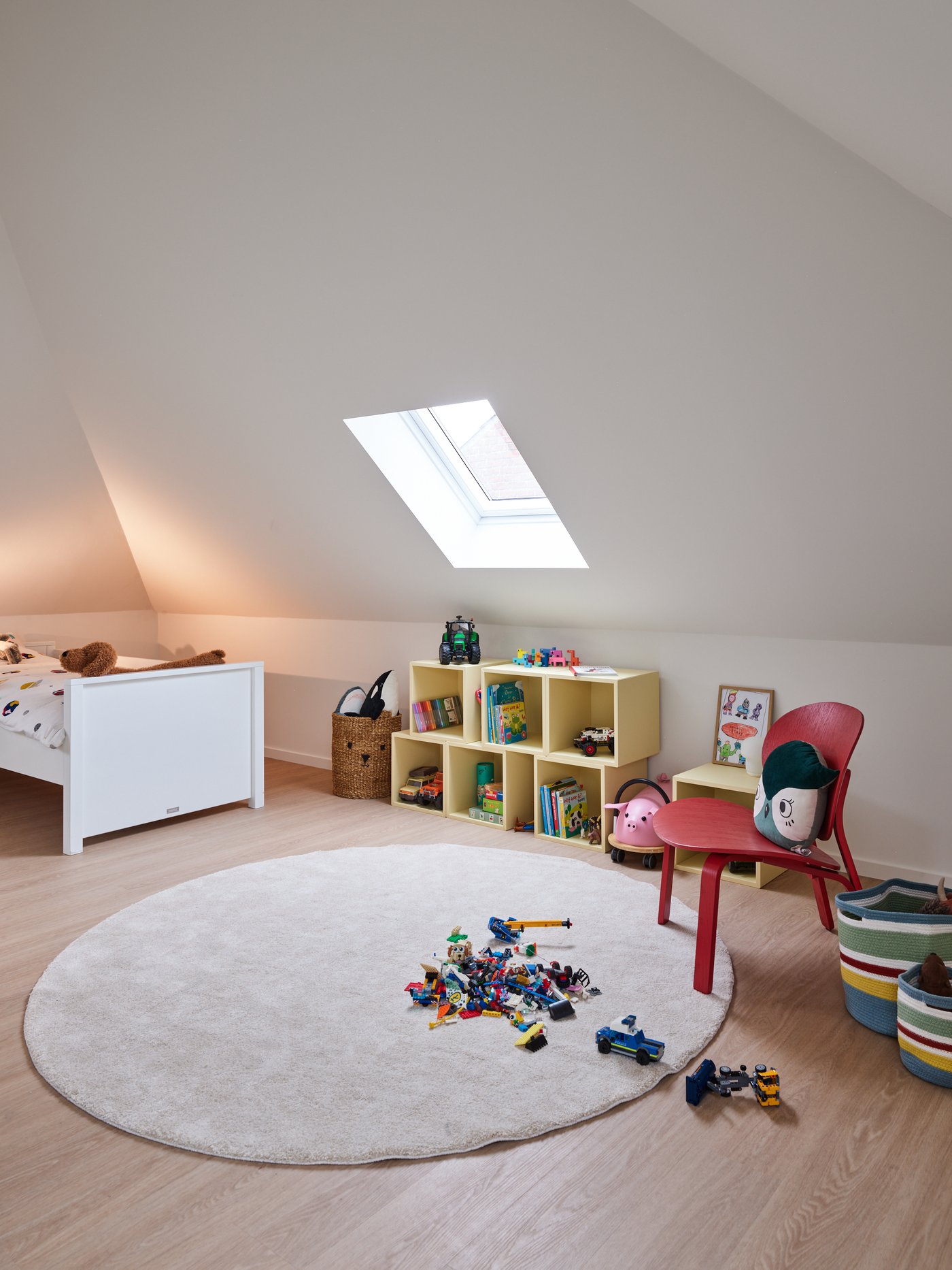 Een lichtgele EKET kast