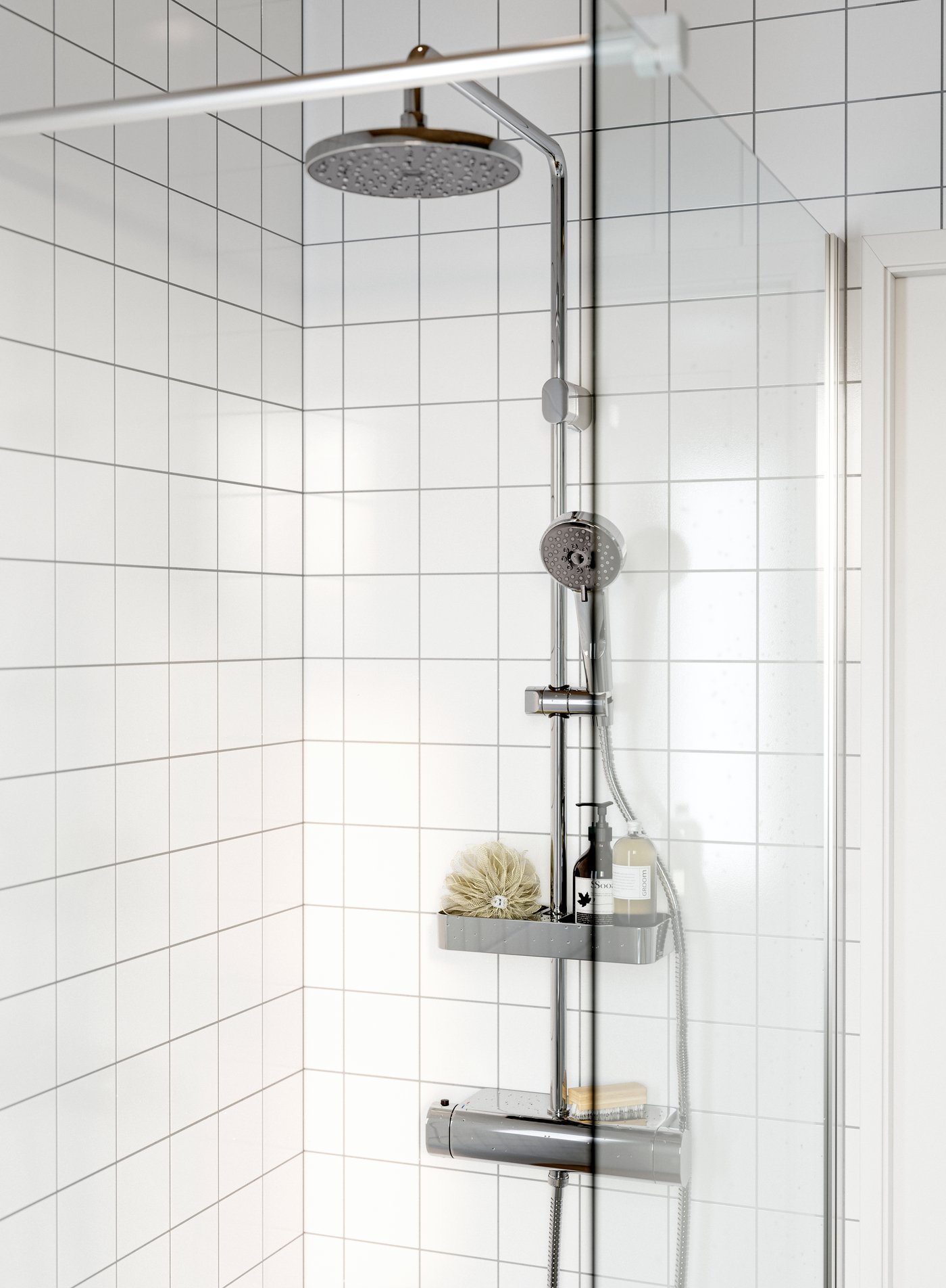 Angolo doccia in un bagno con piastrelle bianche e colonna doccia e mensole portaoggetti inox