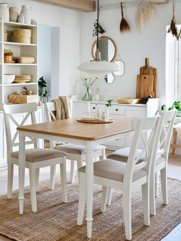 A natural LOHALS rug, flatwoven in the dining room